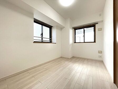 ◇洋室◇北側のお部屋ですが、明るく柔らかな光が長時間続くので、勉強や読書など落ち着いて作業するのに最適なお部屋です。お子様のお部屋や趣味部屋にいかがですか。