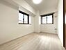 子供部屋：◇洋室◇北側のお部屋ですが、明るく柔らかな光が長時間続くので、勉強や読書など落ち着いて作業するのに最適なお部屋です。お子様のお部屋や趣味部屋にいかがですか。