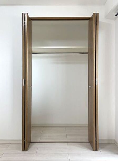 ◇クローゼット◇大容量のクローゼット完備。お洋服もたくさん収納できて、お部屋がスッキリします。ハンガーパイプが設置されており外套や大切なお洋服は傷まないよう、そのままかけて収納できます。
