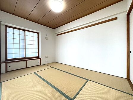 ◇和室◇リビング横の和室です。扉を開けると開放的な空間が生まれます。急な来客にも対応できますね。和の空間を感じながら、一人の時間を過ごすのもいいですね。