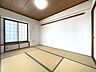 和室：◇和室◇リビング横の和室です。扉を開けると開放的な空間が生まれます。急な来客にも対応できますね。和の空間を感じながら、一人の時間を過ごすのもいいですね。