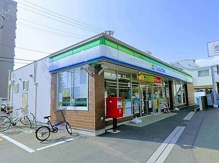 ファミリーマート 富吉駅前店 110m