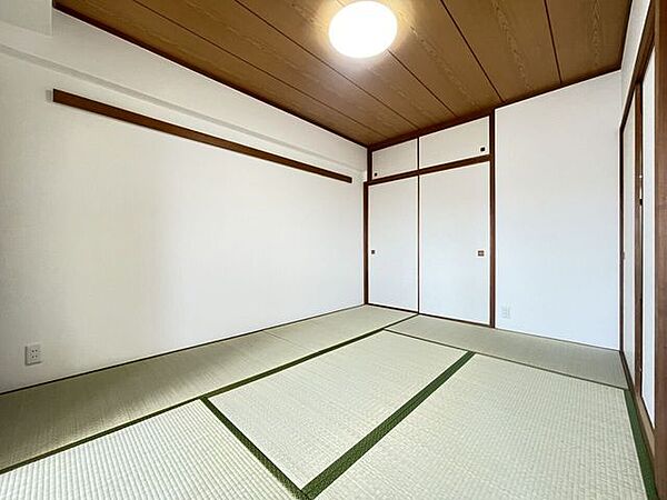 ◇和室◇リビング横の和室です。扉を開けると開放的な空間が生まれます。急な来客にも対応できますね。和の空間を感じながら、一人の時間を過ごすのもいいですね。
