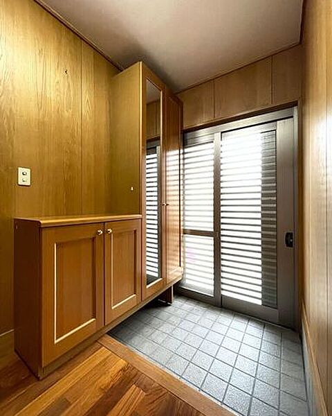 ◇玄関◇ガラスの引き戸となっているので、扉の開閉が静かです。姿見も付いていますので、お出かけ前に身だしなみのチェックができるのが良いですね。使い勝手の良い下足収納もあります。