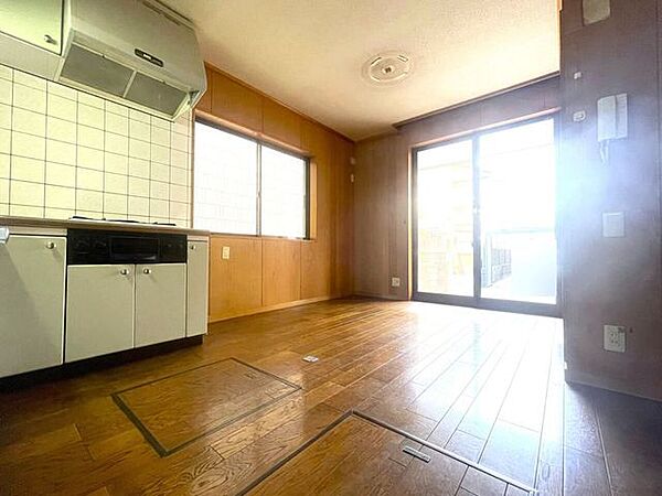 ◇LDK◇玄関から入ってすぐにLDKがあるので、家事をしながらご家族の様子を確認することができます。キッチンが独立しているため、お料理に集中することができそうですね。