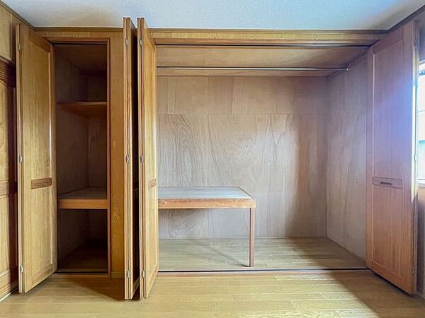 ◇収納◇大容量のクローゼット完備。お洋服もたくさん収納できて、お部屋がスッキリします。季節ものの衣装や沢山の思い出をしまえるスペースは大変重宝します。高さがあるので、長物も収納可能です。