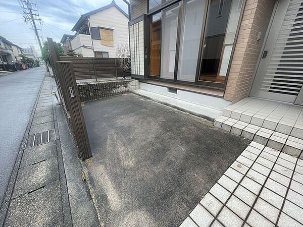 ◇駐車場◇中古戸建ですが、駐車場がありお車1台駐車可能です。間口を広くとってあり、前面道路が広すぎないので、車の通りが少なくなっており、後続車を気にすることなく駐車できます。