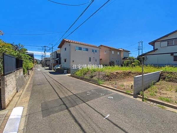 前面道路を含めた現地写真です。