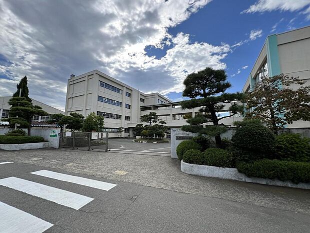 茅ヶ崎市立香川小学校まで約1300m(徒歩17分)
