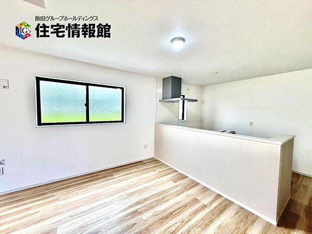 カウンターキッチン越しに会話も楽しめるダイニングキッチン。