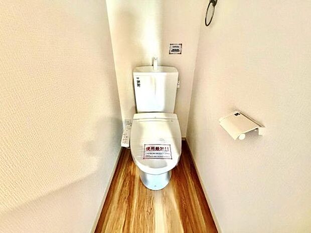 シャワー洗浄機能付のトイレは、清潔感が印象的な空間ですね。