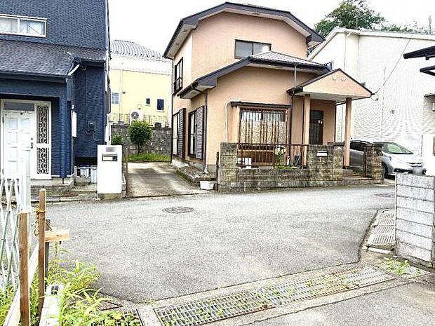前面道路です。住宅地につき落ち着いた新生活を始められそうです。