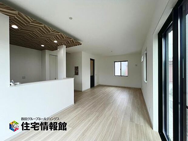 キッチン正面にダイニングセットを配置することで、配膳もスムーズに。調理中も会話を楽しめます。
