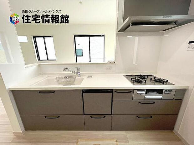 ご家族を見守りながら家事が捗る対面式キッチン。お料理をしながらご家族のサポートも可能です。
