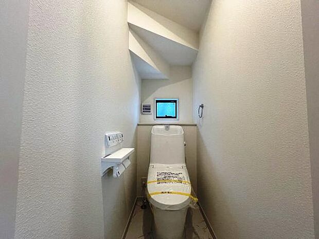 シャワー洗浄機能付のトイレは、清潔感が印象的な空間ですね。