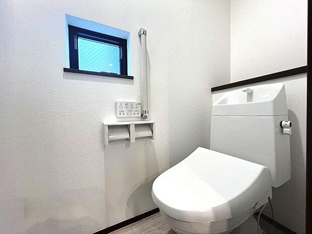 シャワー洗浄機能付のトイレは、清潔感が印象的な空間ですね。