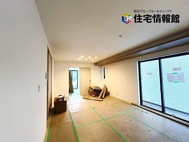 明るい日差しが入る風通しの良いリビングです。