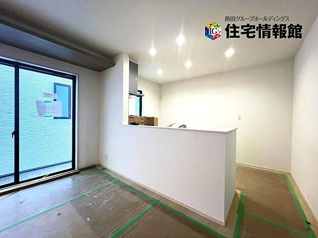 カウンターキッチン越しに会話も楽しめるダイニングキッチン。