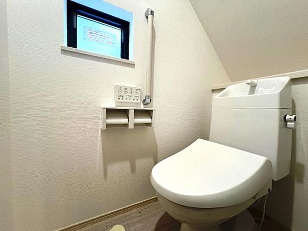 シャワー洗浄機能付のトイレは、清潔感が印象的な空間ですね。