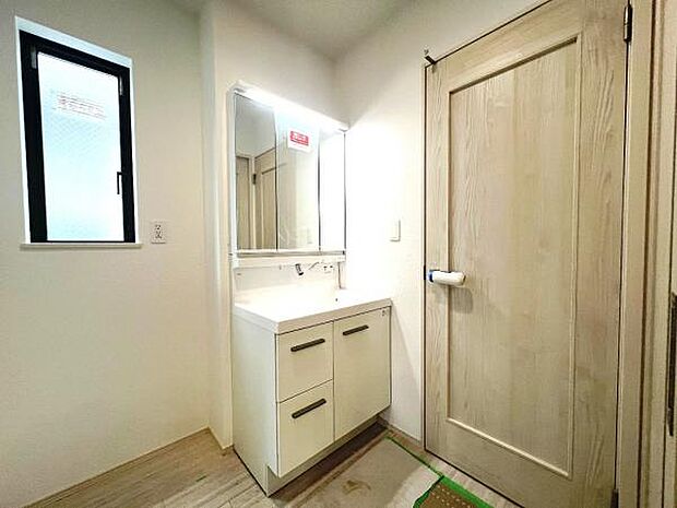 シャワー付き洗面化粧台です。手軽にシャンプーができ、お掃除もしやすいですね。