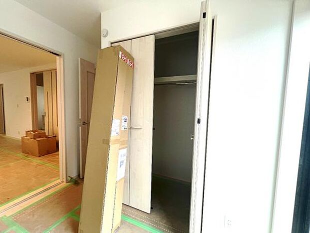 いつでもお部屋をスッキリお使い頂ける収納スペースを設置。