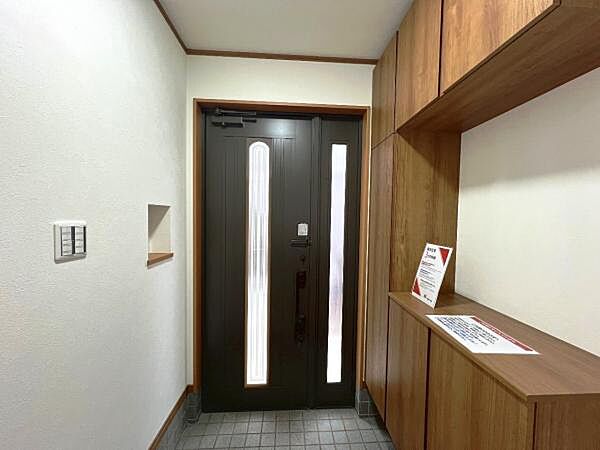 綺麗で明るい玄関でお客様をお迎えいただけます。