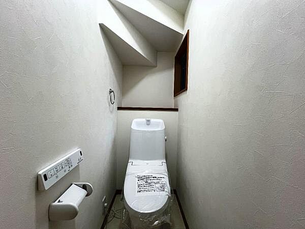 シャワー洗浄機能付のトイレは、清潔感が印象的な空間ですね。