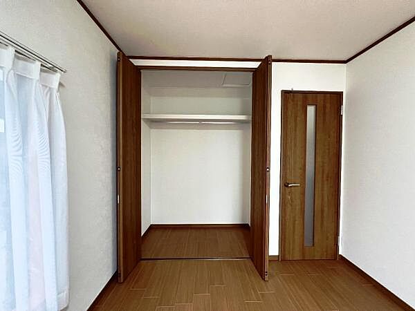 いつでもお部屋をスッキリお使い頂ける収納スペースを設置。