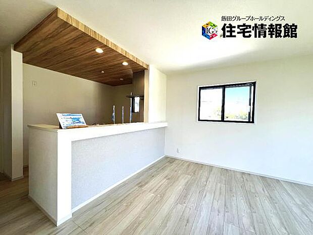 カウンターキッチン越しに会話も楽しめるダイニングキッチン。