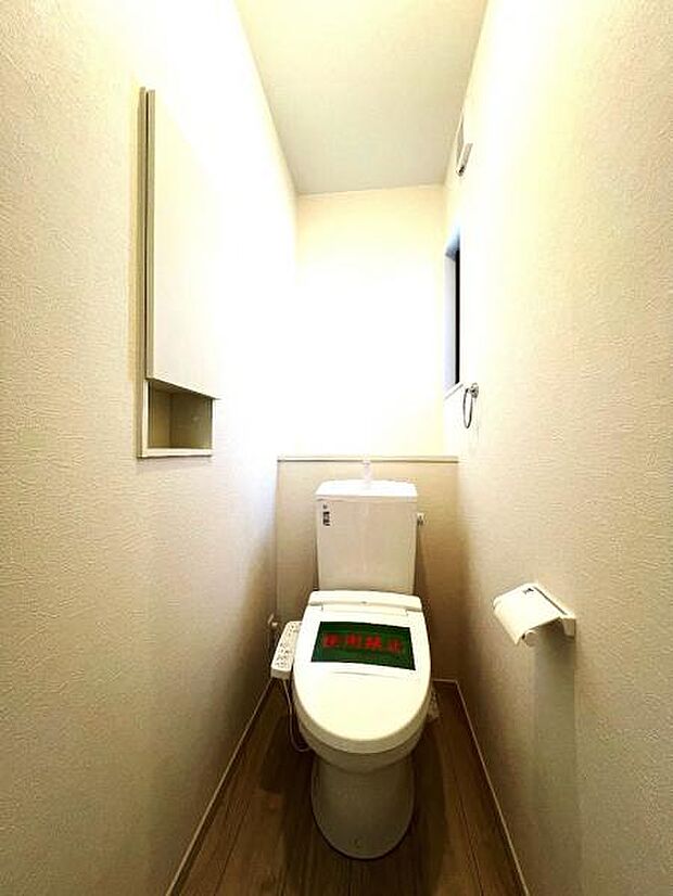 シャワー洗浄機能付のトイレは、清潔感が印象的な空間ですね。