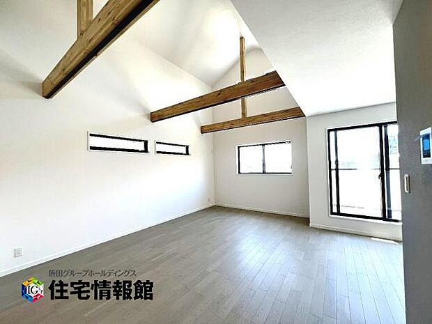 吹抜けがあり、明るい日差しが入る風通しの良いリビングです。