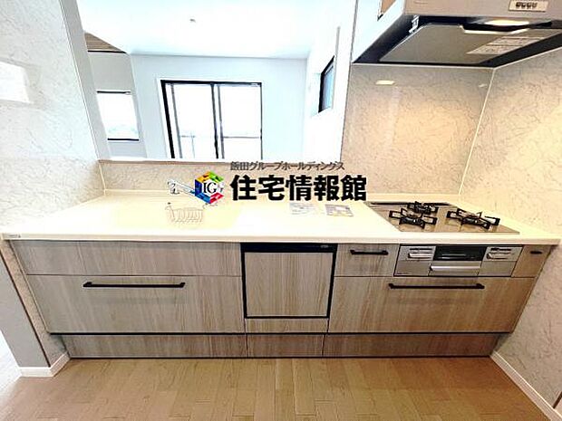 ご家族を見守りながら家事が捗る対面式キッチン。お料理をしながらご家族のサポートも可能です。