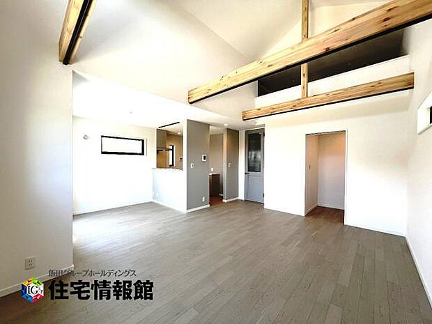 カウンターキッチン越しに会話も楽しめるダイニングキッチン。