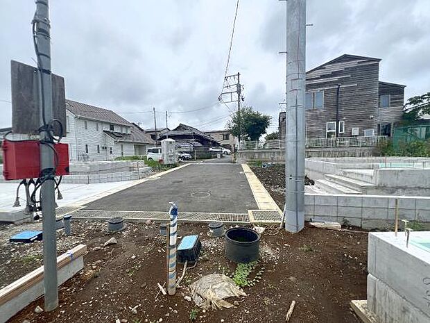 前面道路です。住宅地につき落ち着いた新生活を始められそうです。