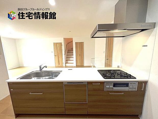 ご家族を見守りながら家事が捗る対面式キッチン。お料理をしながらご家族のサポートも可能です。