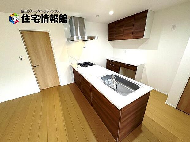 カウンターキッチン越しに会話も楽しめるダイニングキッチン。
