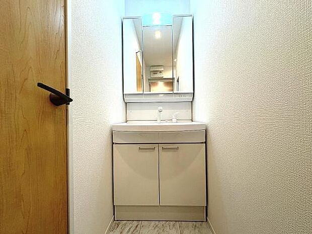 シャワー付き洗面化粧台です。手軽にシャンプーができ、お掃除もしやすいですね。