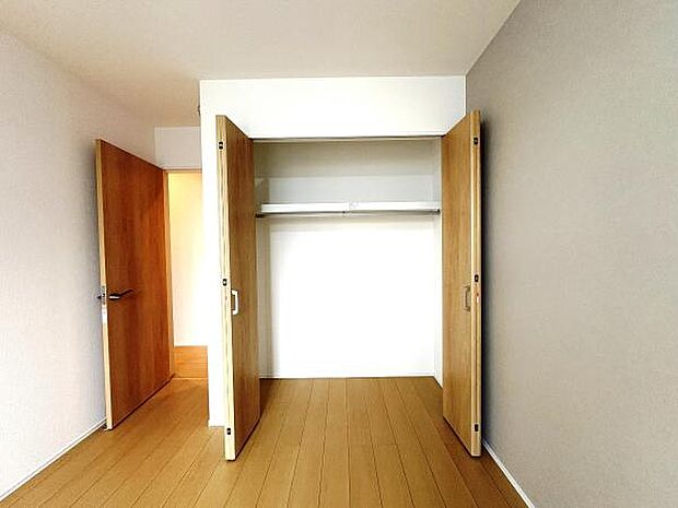 いつでもお部屋をスッキリお使い頂ける収納スペースを設置。
