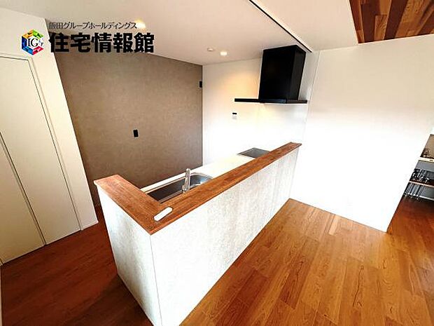 カウンターキッチン越しに会話も楽しめるダイニングキッチン。