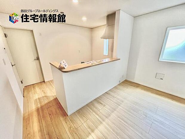 カウンターキッチン越しに会話も楽しめるダイニングキッチン。