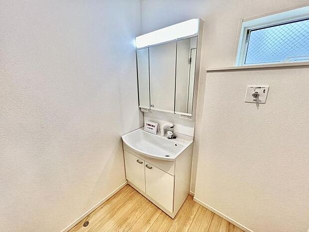 シャワー付き洗面化粧台です。手軽にシャンプーができ、お掃除もしやすいですね。