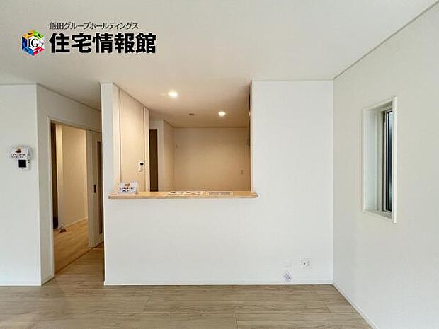 カウンターキッチン越しに会話も楽しめるダイニングキッチン。