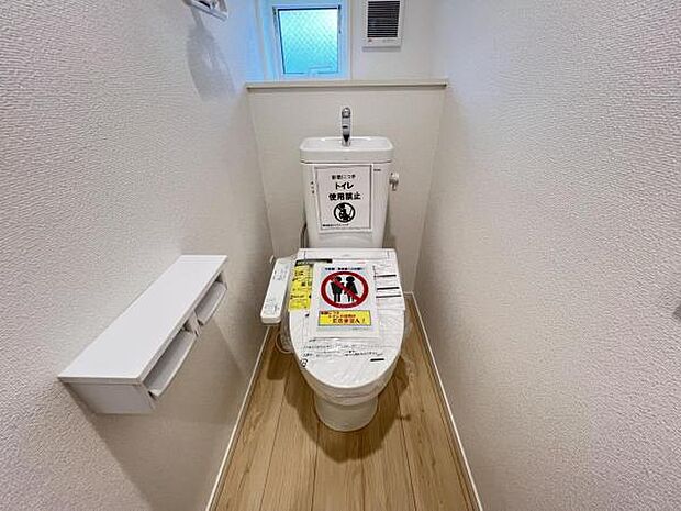シャワー洗浄機能付のトイレは、清潔感が印象的な空間ですね。
