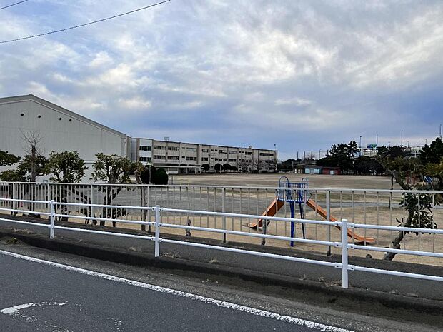 茅ヶ崎市立柳島小学校まで約1100m(徒歩14分)