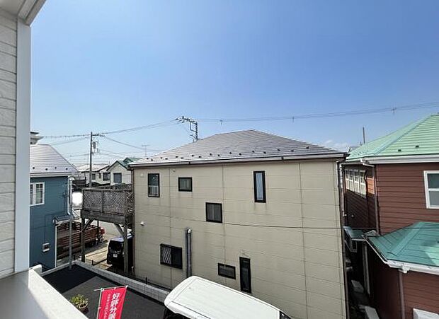 バルコニーからの眺望です。明るい陽射しを浴びながらゆったりと過ごすのも良いですね。