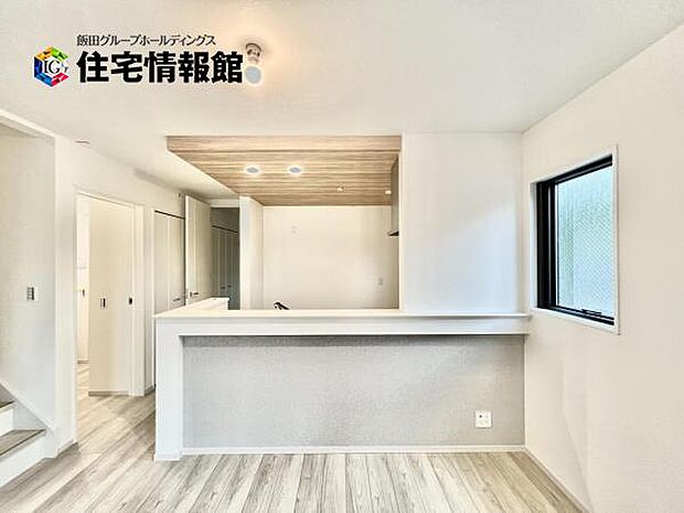 キッチン正面にダイニングセットを配置することで、配膳もスムーズに。調理中も会話を楽しめます。