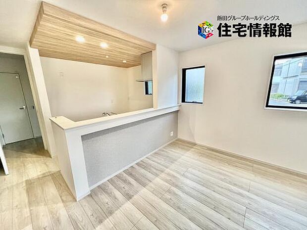 カウンターキッチン越しに会話も楽しめるダイニングキッチン。