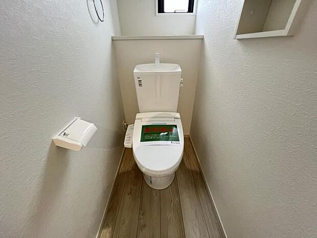 シャワー洗浄機能付のトイレは、清潔感が印象的な空間ですね。