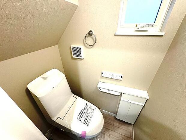 シャワー洗浄機能付のトイレは、清潔感が印象的な空間ですね。
