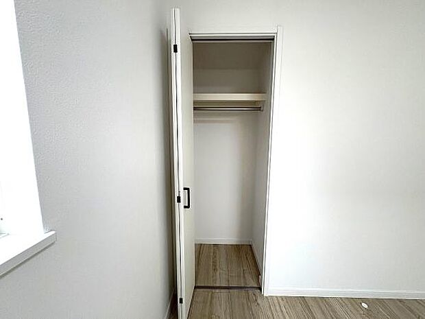 いつでもお部屋をスッキリお使い頂ける収納スペースを設置。